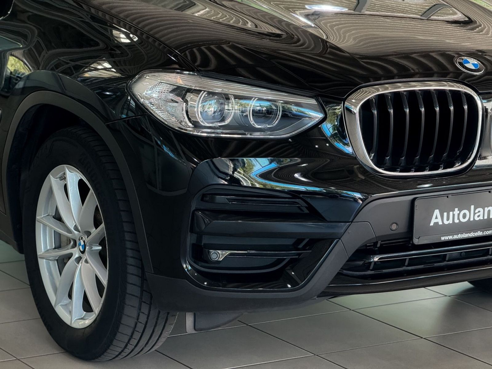 Fahrzeugabbildung BMW X3 xD30e Panorama HUD DAB Sport Individual HiFi