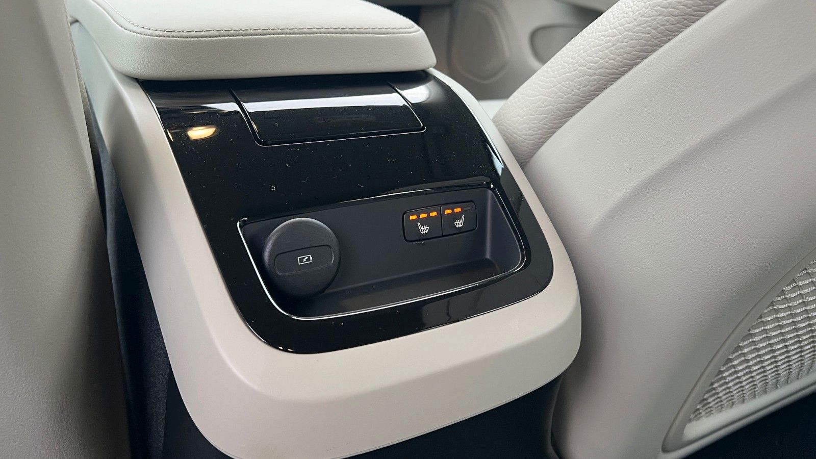 Fahrzeugabbildung Volvo V60 T6 PHEV AWD Essential *Leder*PDC*LHZG*