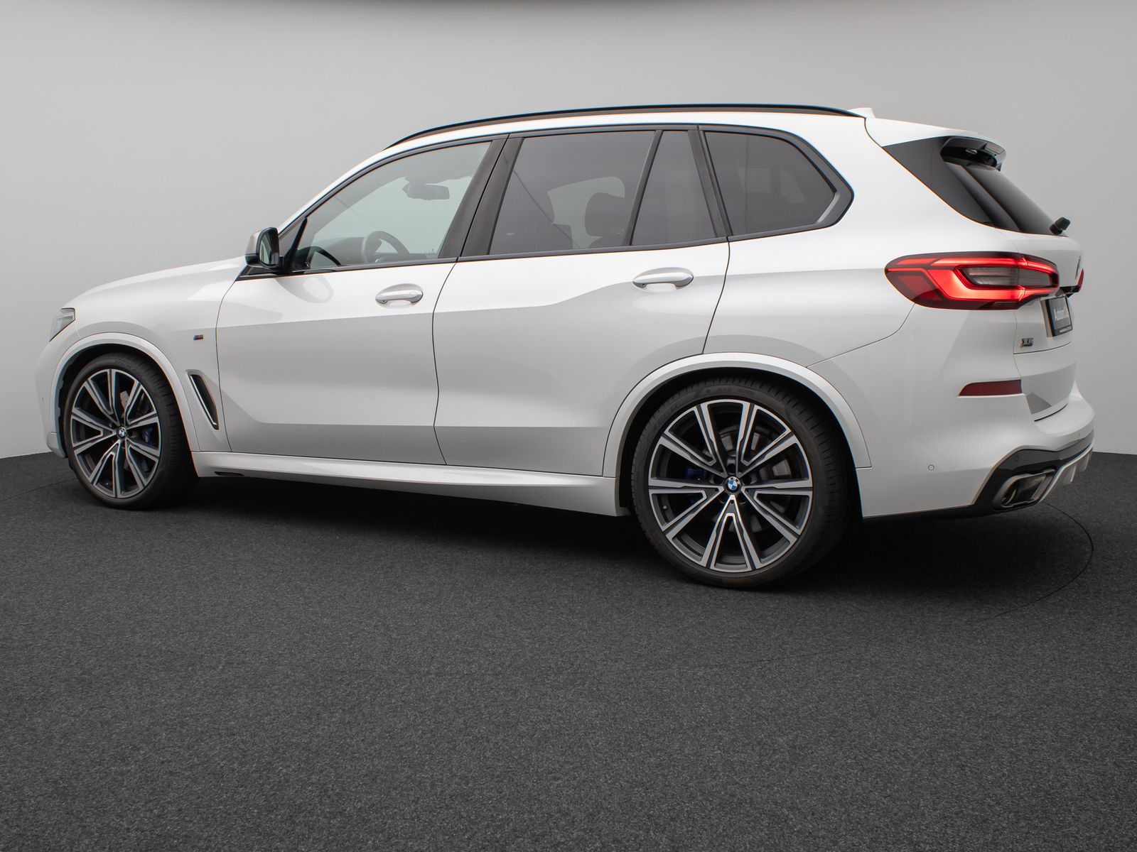 Fahrzeugabbildung BMW X5 M50i Panorama Laser HUD DAB B&W SoftClos Voll
