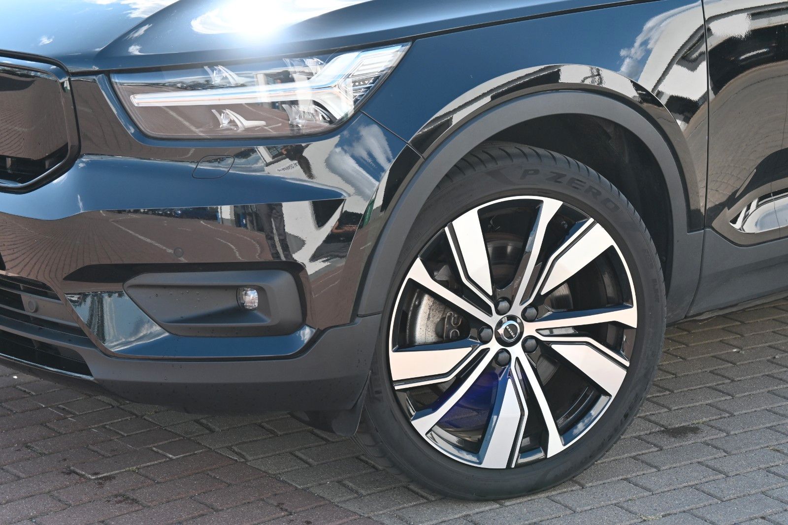 Fahrzeugabbildung Volvo XC40 BEV AWD R Design*H&K*FSHZG*RFK*WP*20Zoll*