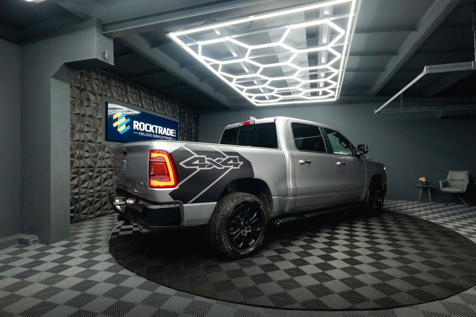 Fahrzeugabbildung Dodge RAM 5.7 V8 HEMI 4x4 OFFROAD Night-Paket *LED*