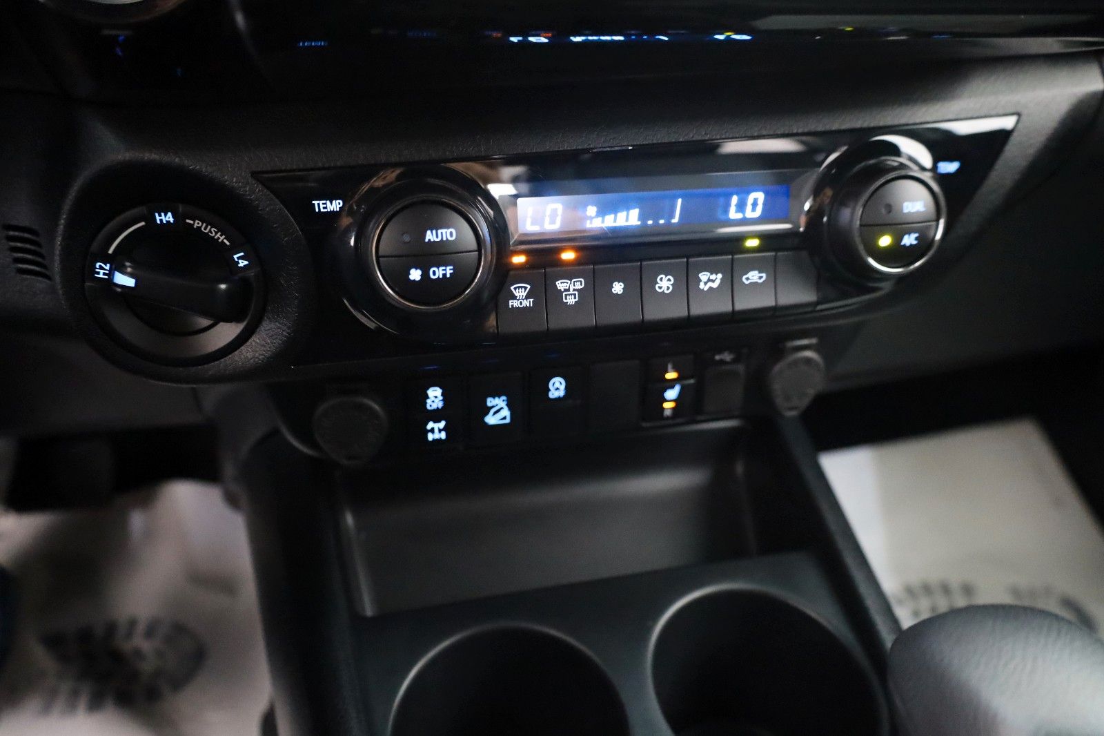 Fahrzeugabbildung Toyota Hilux 2.8 D-4D Invincible,Leder,ACC,Rollo,AHK