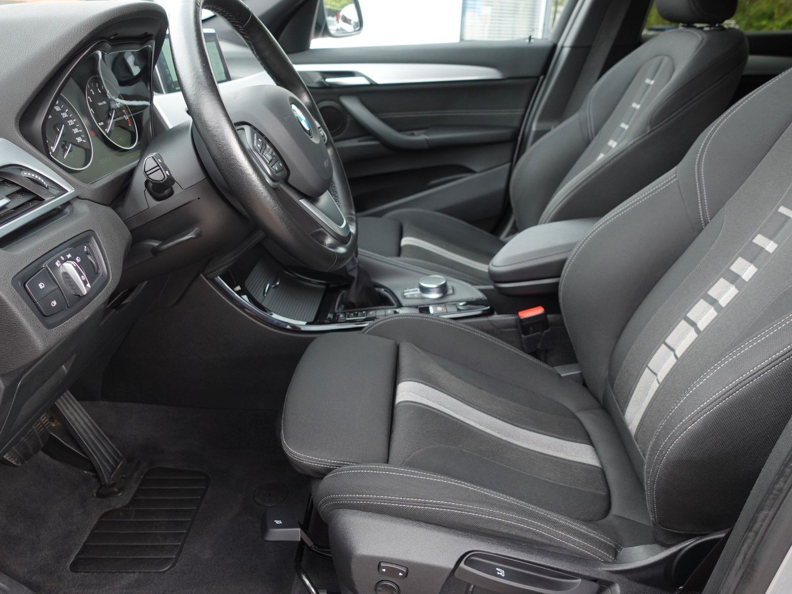 Fahrzeugabbildung BMW X1 xDrive20i A Sport Line I.Hd/AHK/LED/HeadUp/18