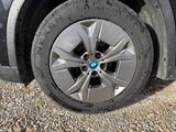 BMW iX1 xDrive30 - - schwarze BMW iX1