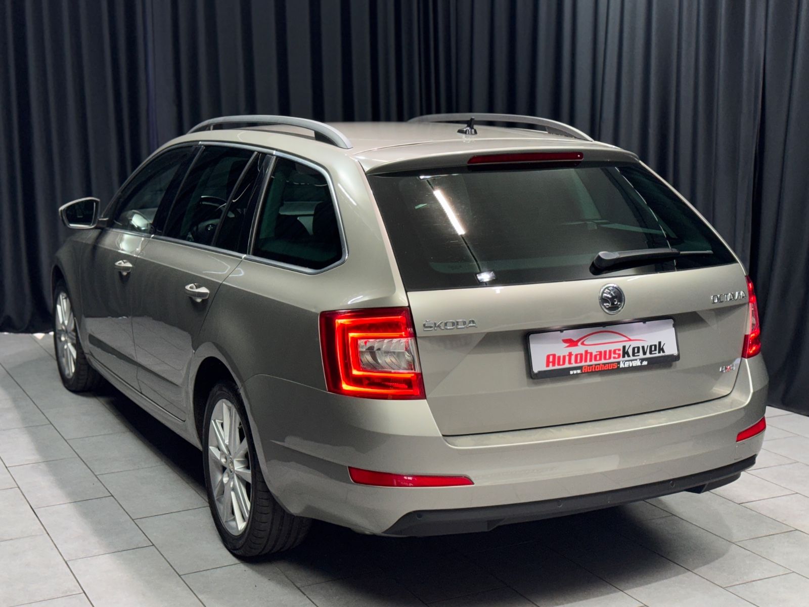 Fahrzeugabbildung SKODA Octavia Combi Elegance 4x4|NAVI|XENON|AHK|