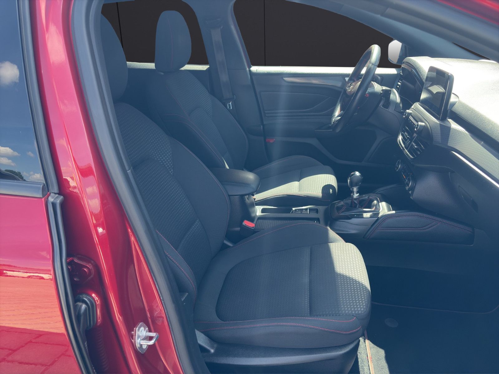 Fahrzeugabbildung Ford Focus Turnier ST-Line Cam*Shzg*ACC*Carbon
