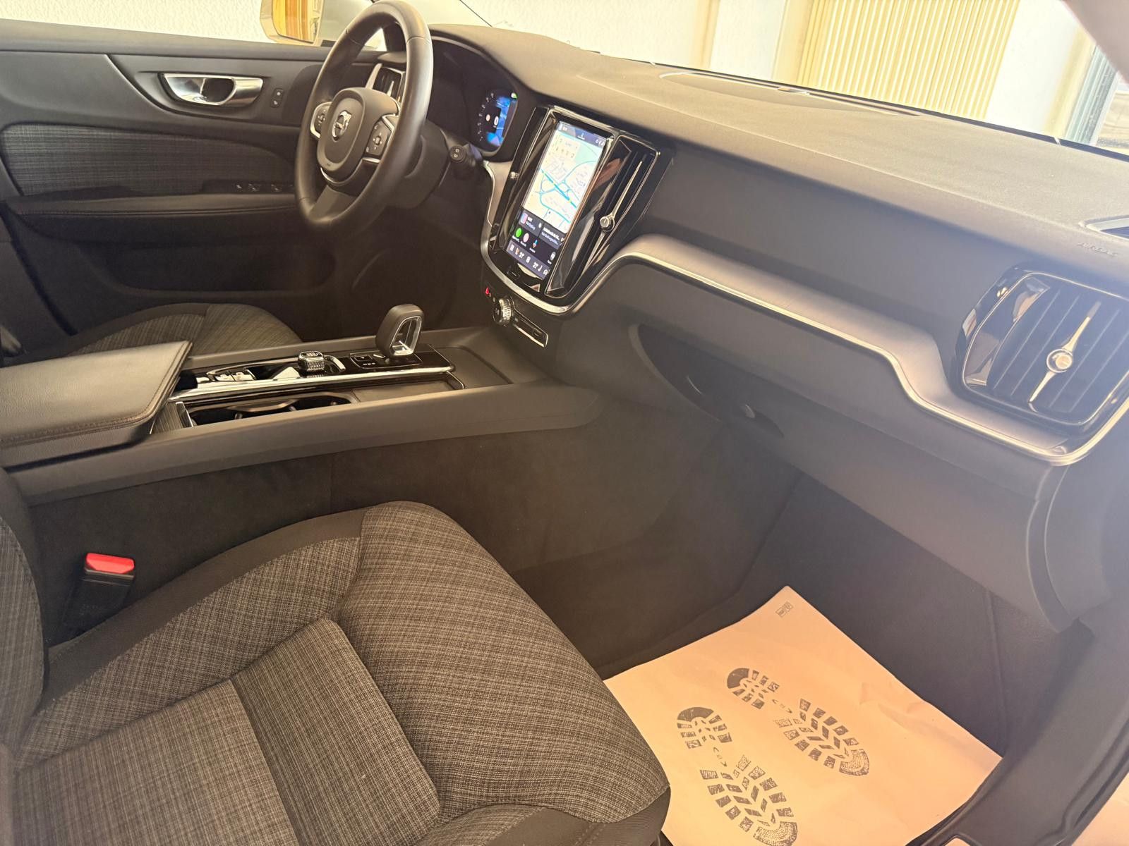 Fahrzeugabbildung Volvo V60 Kombi Core/ 1.HAND/SCHECKHEFT/8.FACH BEREIFT