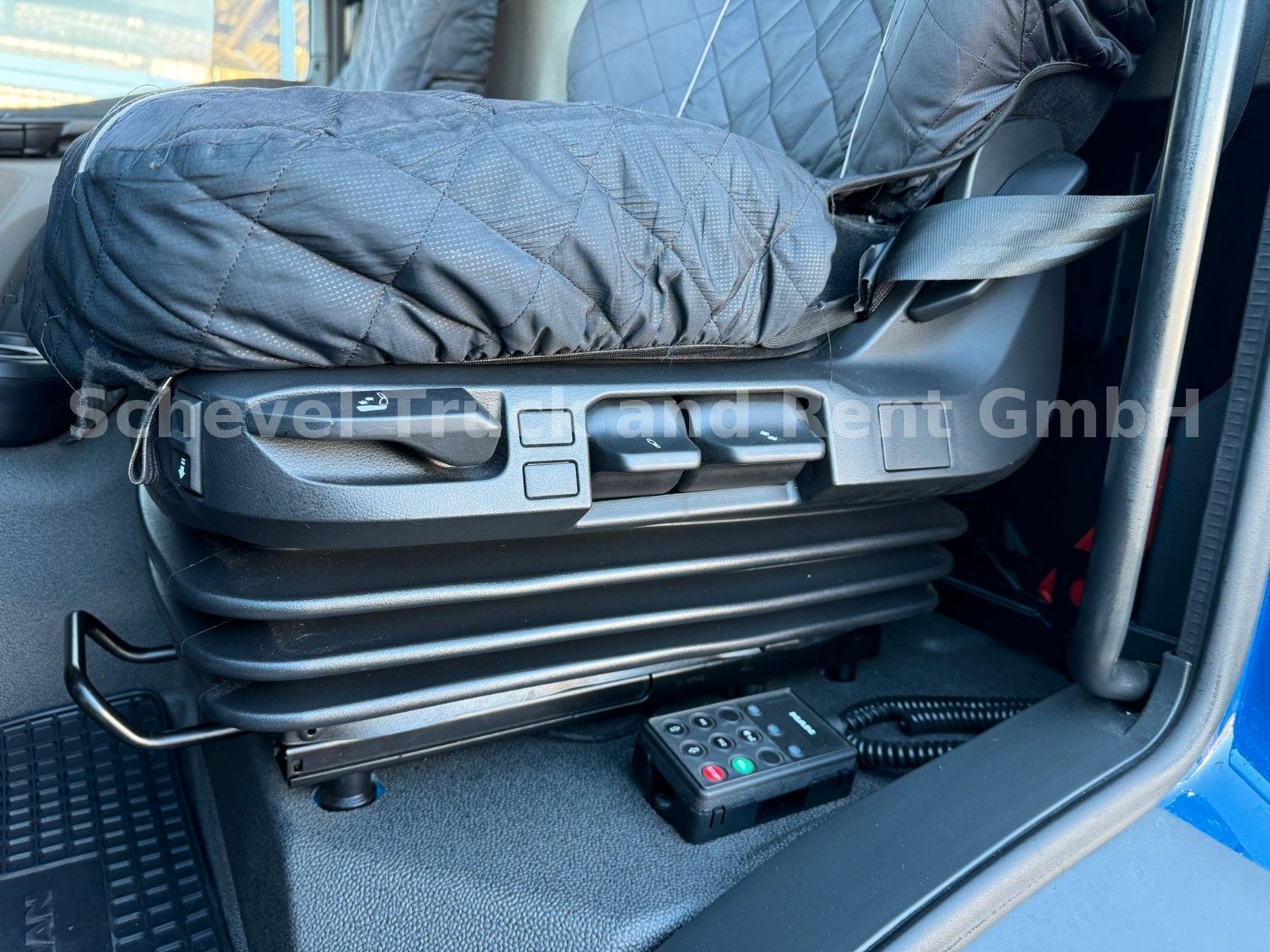 Fahrzeugabbildung MAN TGM 26.320 BL 6x2 BÖCKER AK 46/6000 + JIB Kran