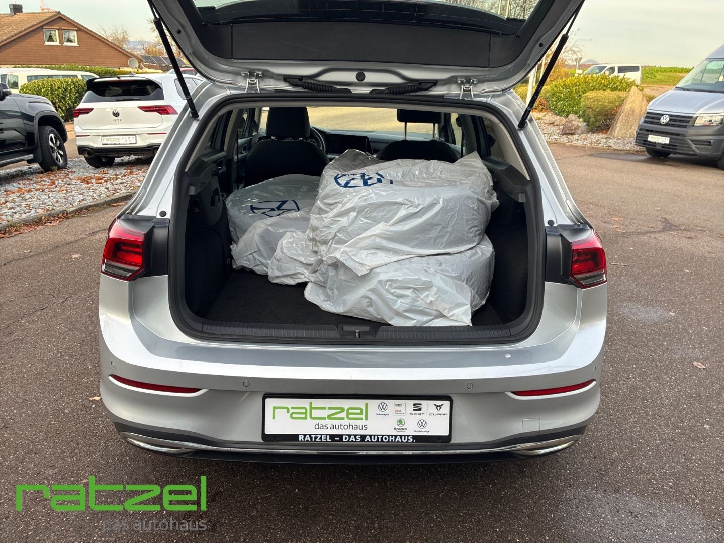 Fahrzeugabbildung Volkswagen Golf VIII 2.0 TDI Move AHK-klappbar Navigation