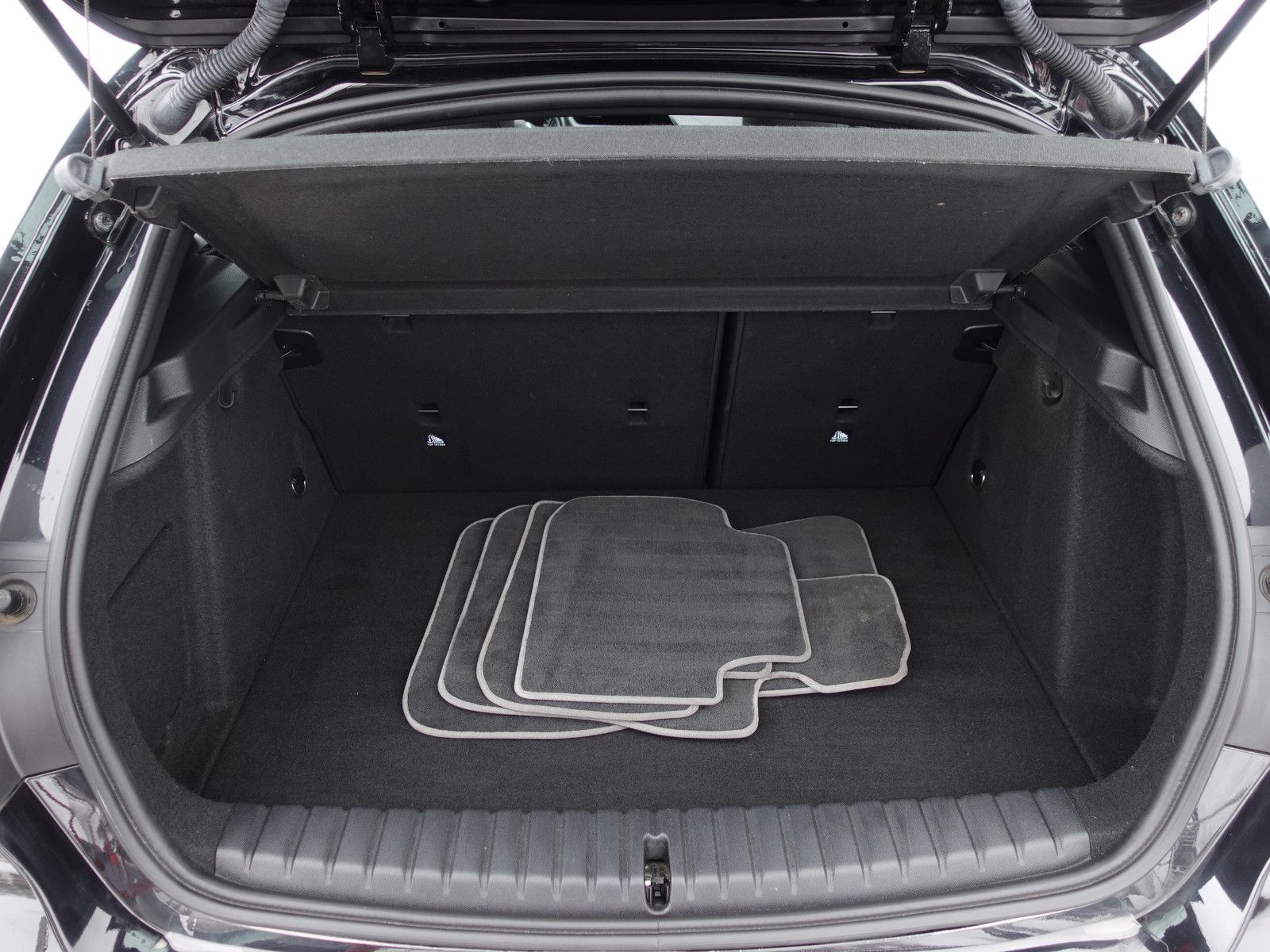 Fahrzeugabbildung BMW 118i Sport Line Navi CarPlay LED-Pkt.