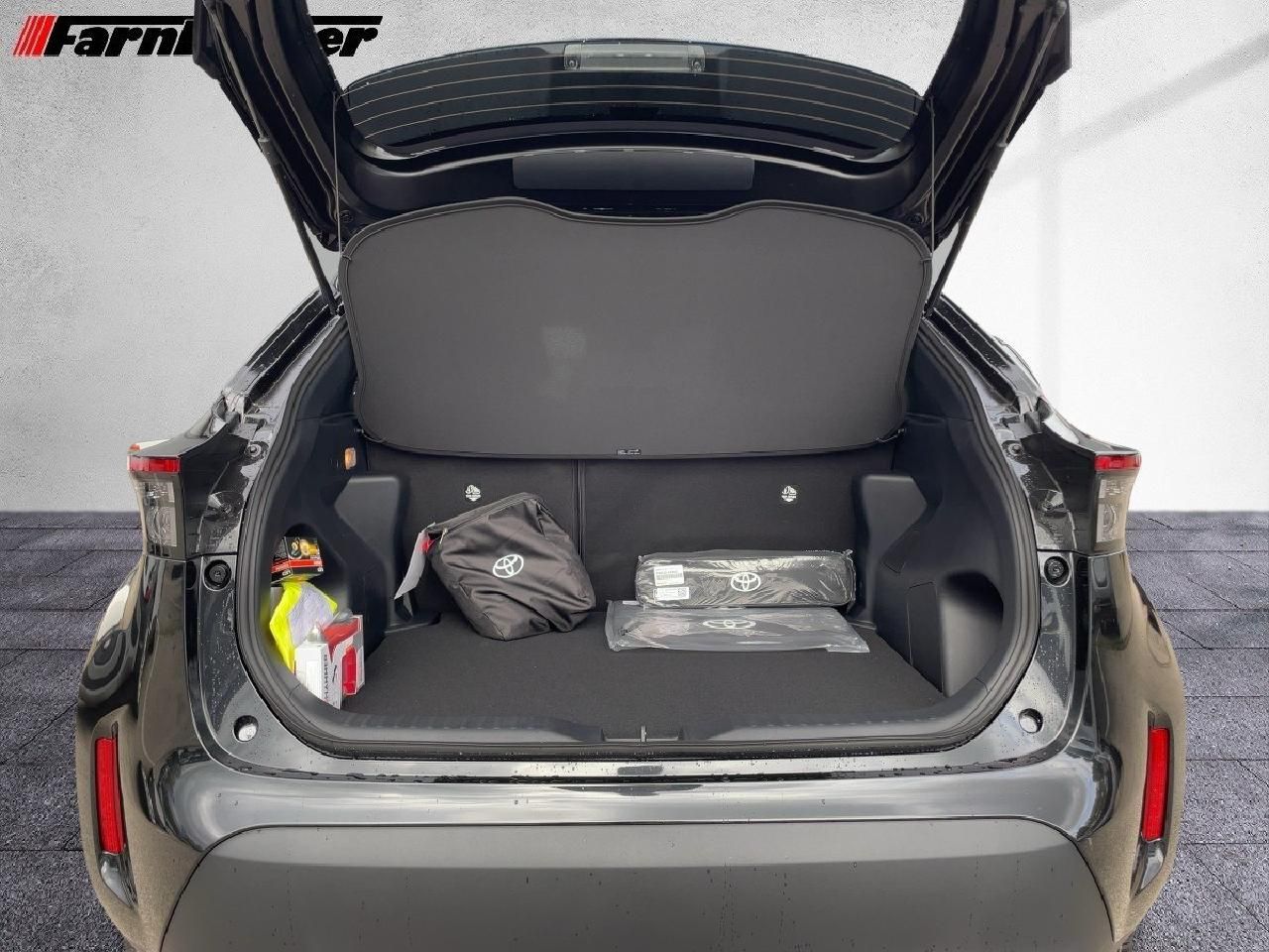 Fahrzeugabbildung Toyota Yaris Cross 130PS Hybrid SONDEREDITION Black&Whi