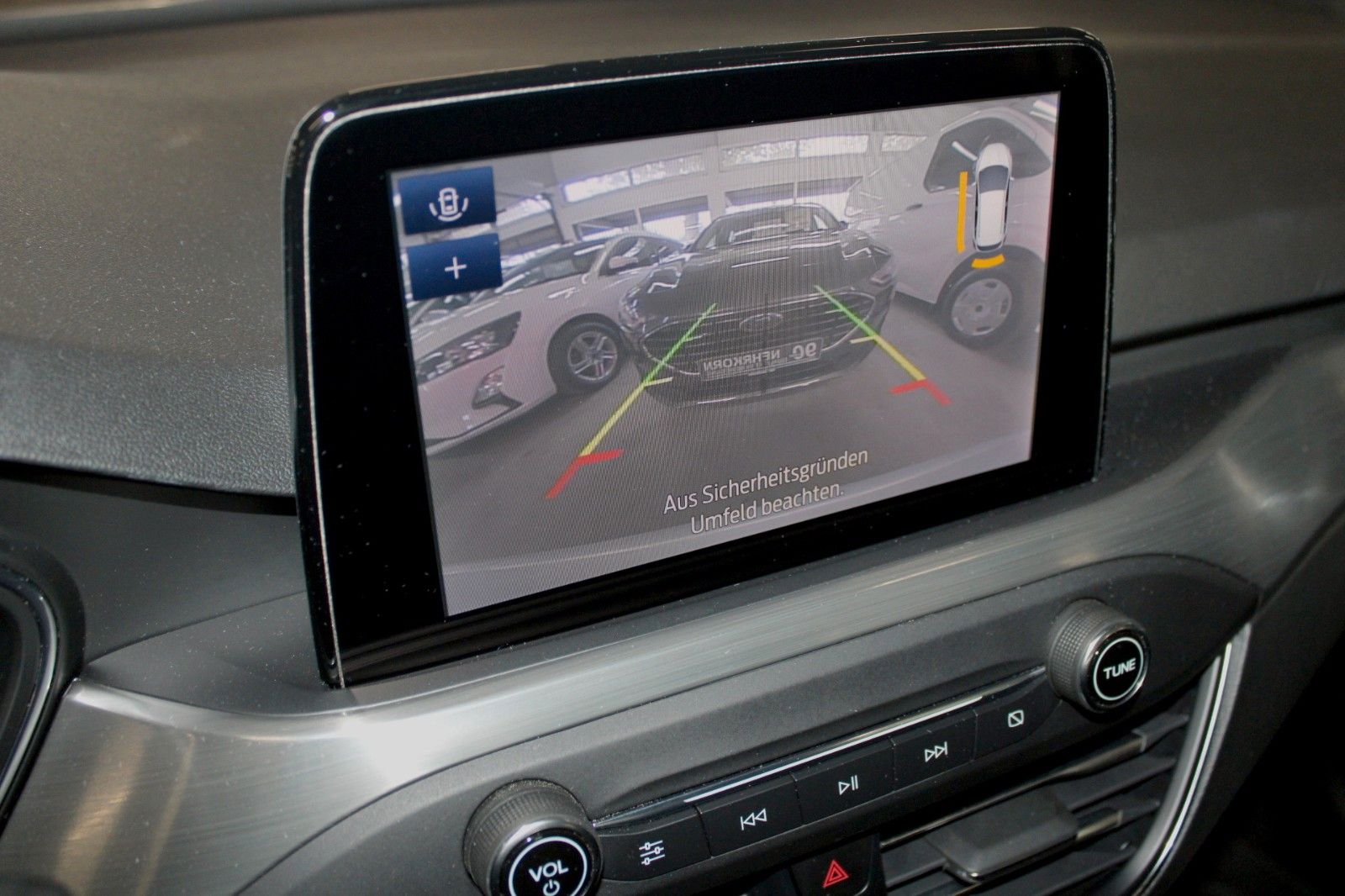 Fahrzeugabbildung Ford Focus Titanium Turnier LED NAVI CAM WinterPaket