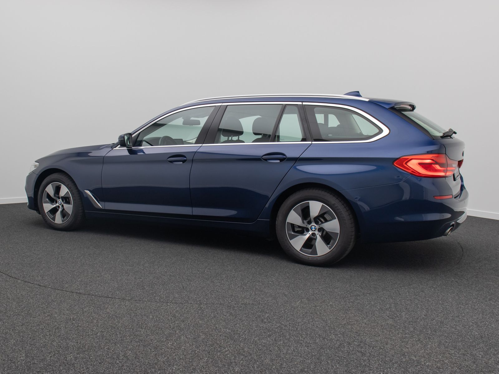 Fahrzeugabbildung BMW 520d Kamera DAB Stop&Go AHK Alarm Fernlichtassis