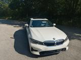 BMW 330i Gepflegtes Nichtraucherfahrzeug - weiße BMW 330