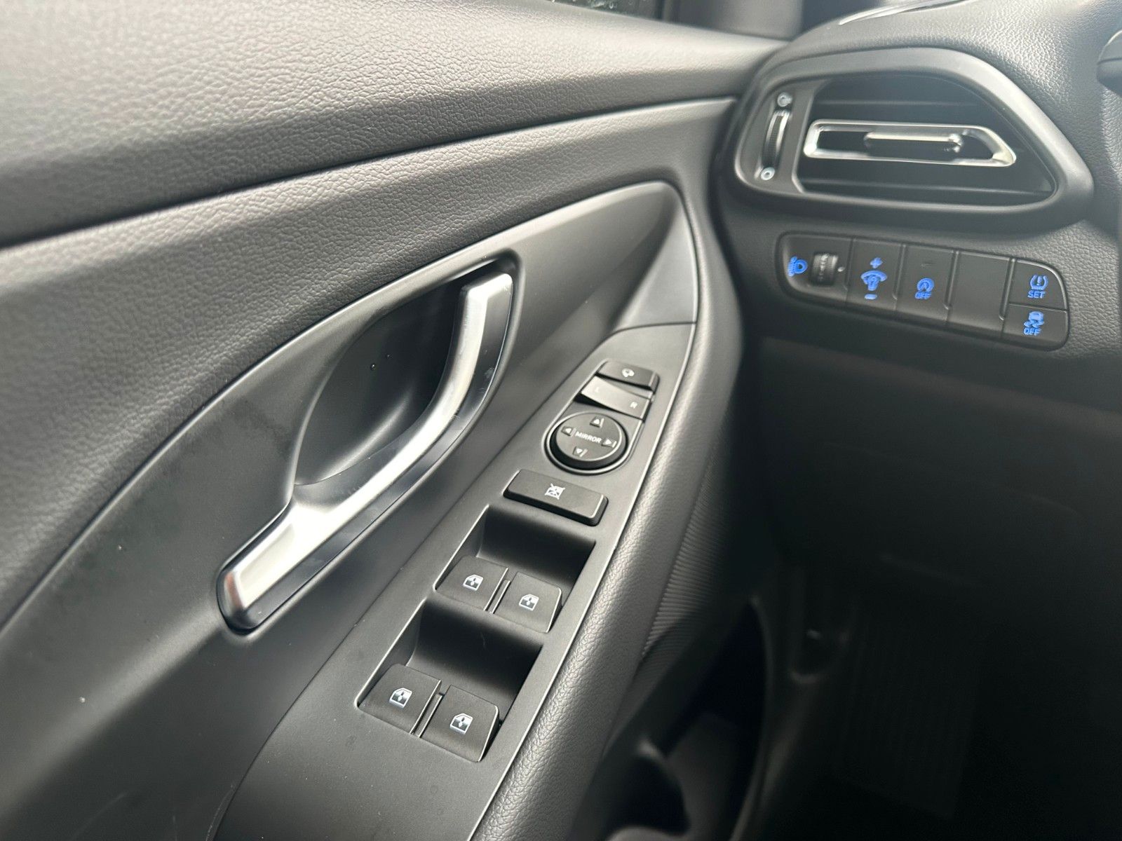 Fahrzeugabbildung Hyundai i30 ADAVANTAGE 1.5l 140PS Navi/SHZ!