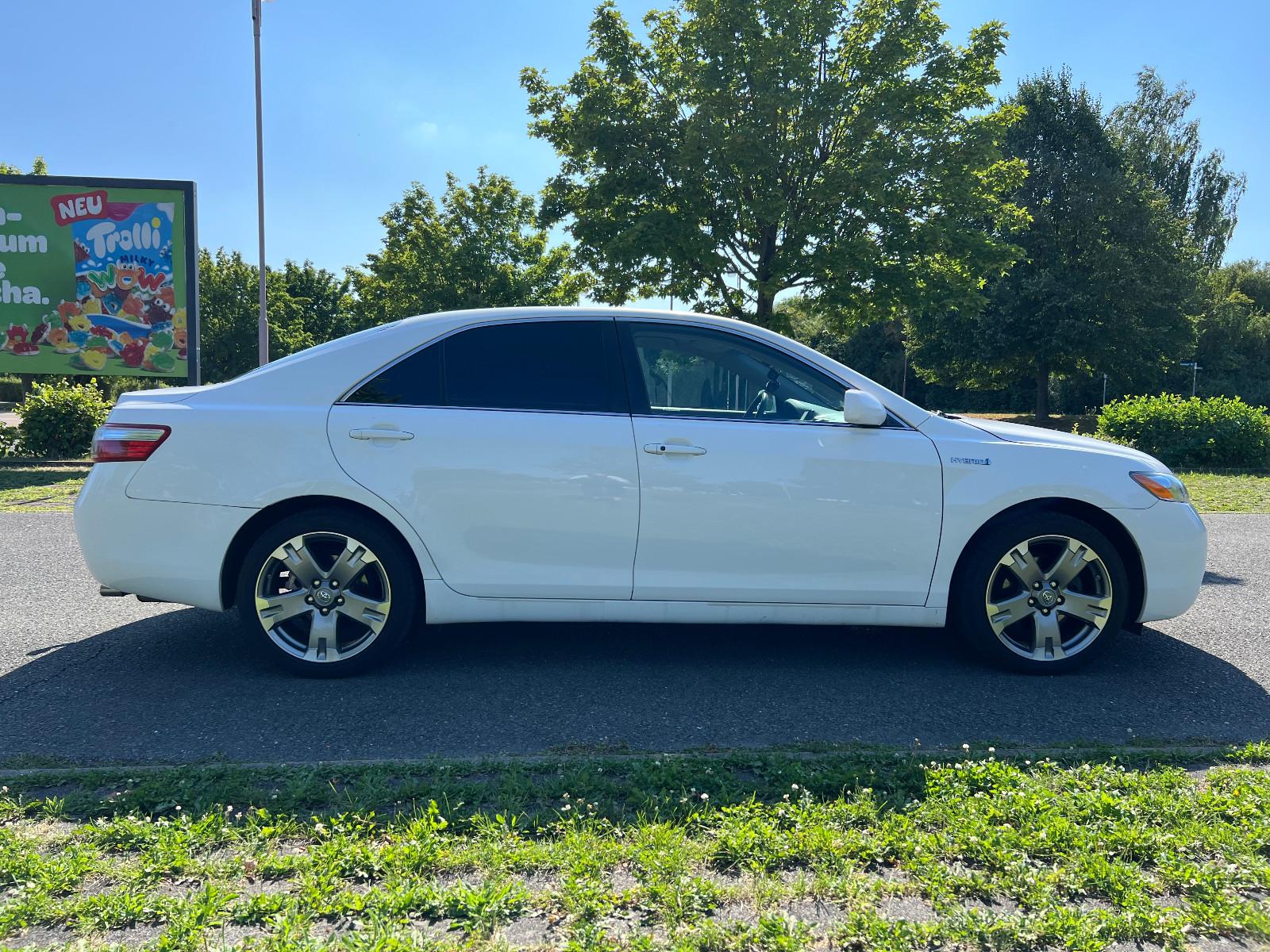 Toyota Camry 2,4L Hybrid Limousine weiß AHK PDC JBL