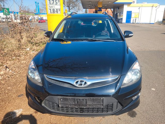 Hyundai i30 CW 1.6 CRDi 66 kW UEFA EURO 2012 Edition