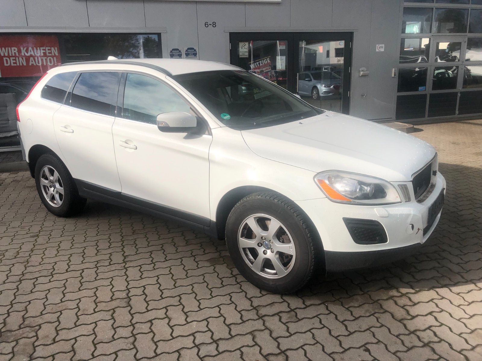Fahrzeugabbildung Volvo XC60 Momentum AWD Frontschaden