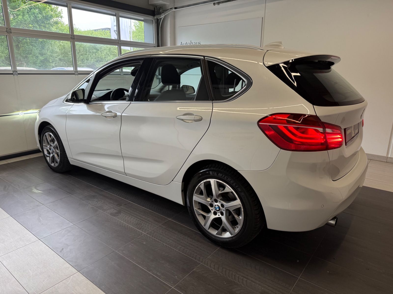 Fahrzeugabbildung BMW 220 i Active Tourer Advantage Business-Paket