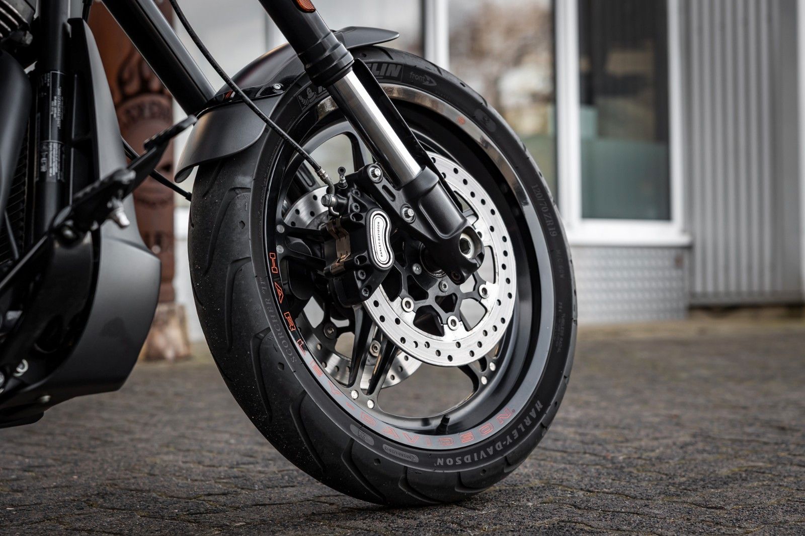 Fahrzeugabbildung Harley-Davidson FXDRS 114 CUI - KESSTECH - SEITLICHER KZH