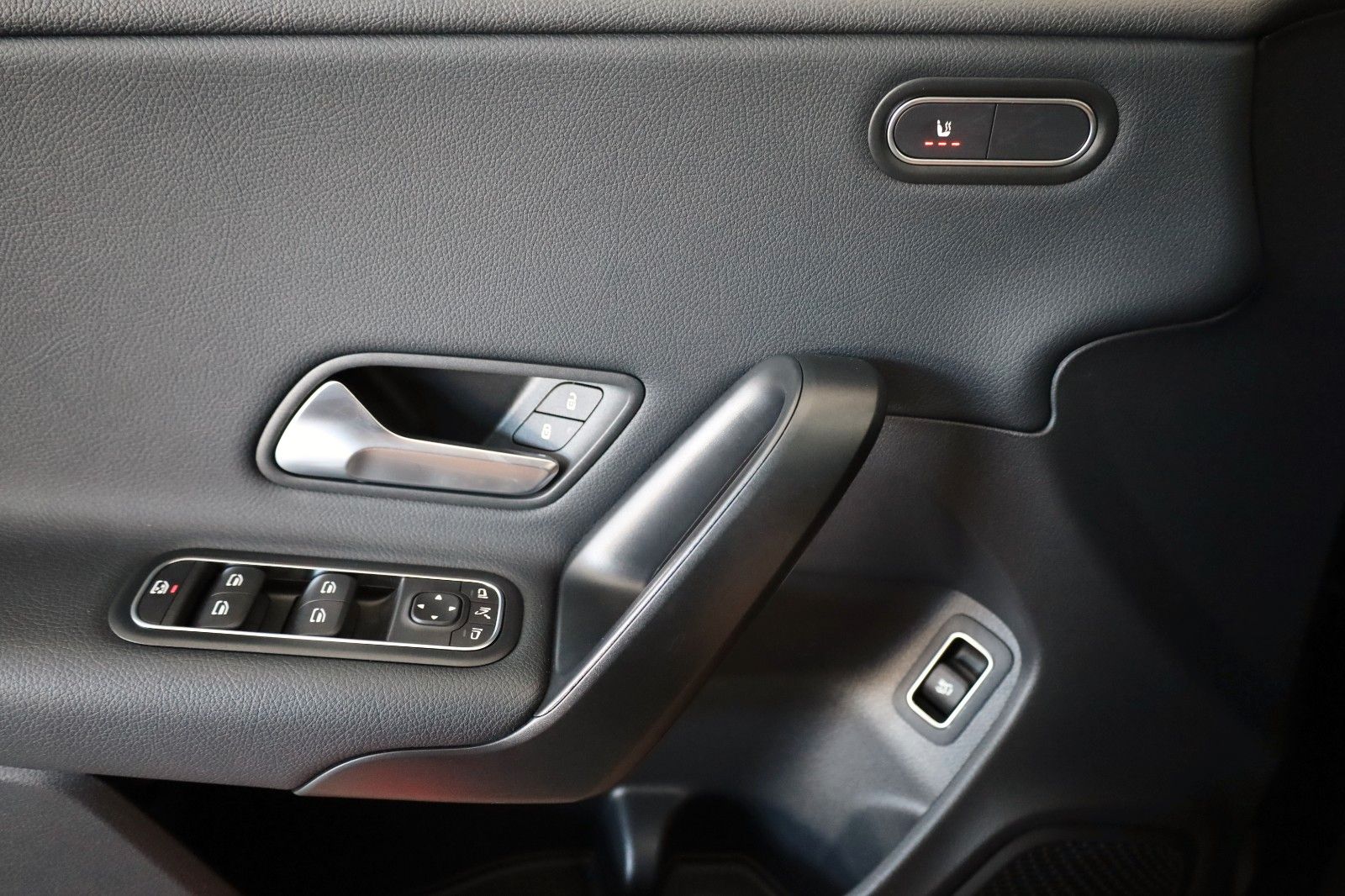 Fahrzeugabbildung Mercedes-Benz CLA 200 d SB, Navi,LED,DAB,Park Paket,Kamera,SH