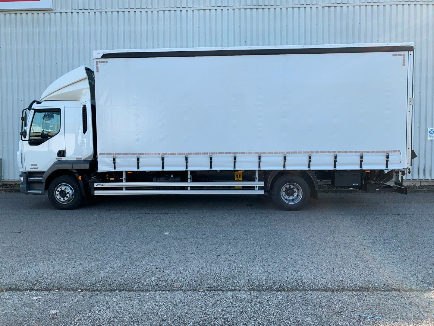Fahrzeugabbildung DAF FA XB 290 16t Curtainsider