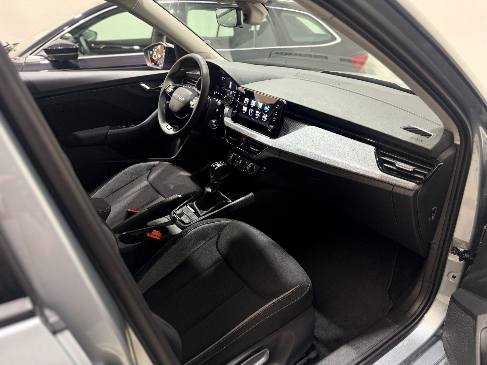 Fahrzeugabbildung SKODA Kamiq 1.0 TSI DSG Selection Black 17Z Kamera SHZ