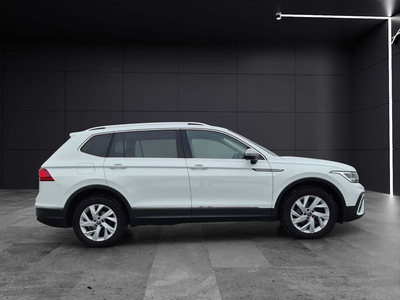Fahrzeugabbildung Volkswagen Tiguan Allspace TDI LED AHK Navi AID ACC SHZ 18"
