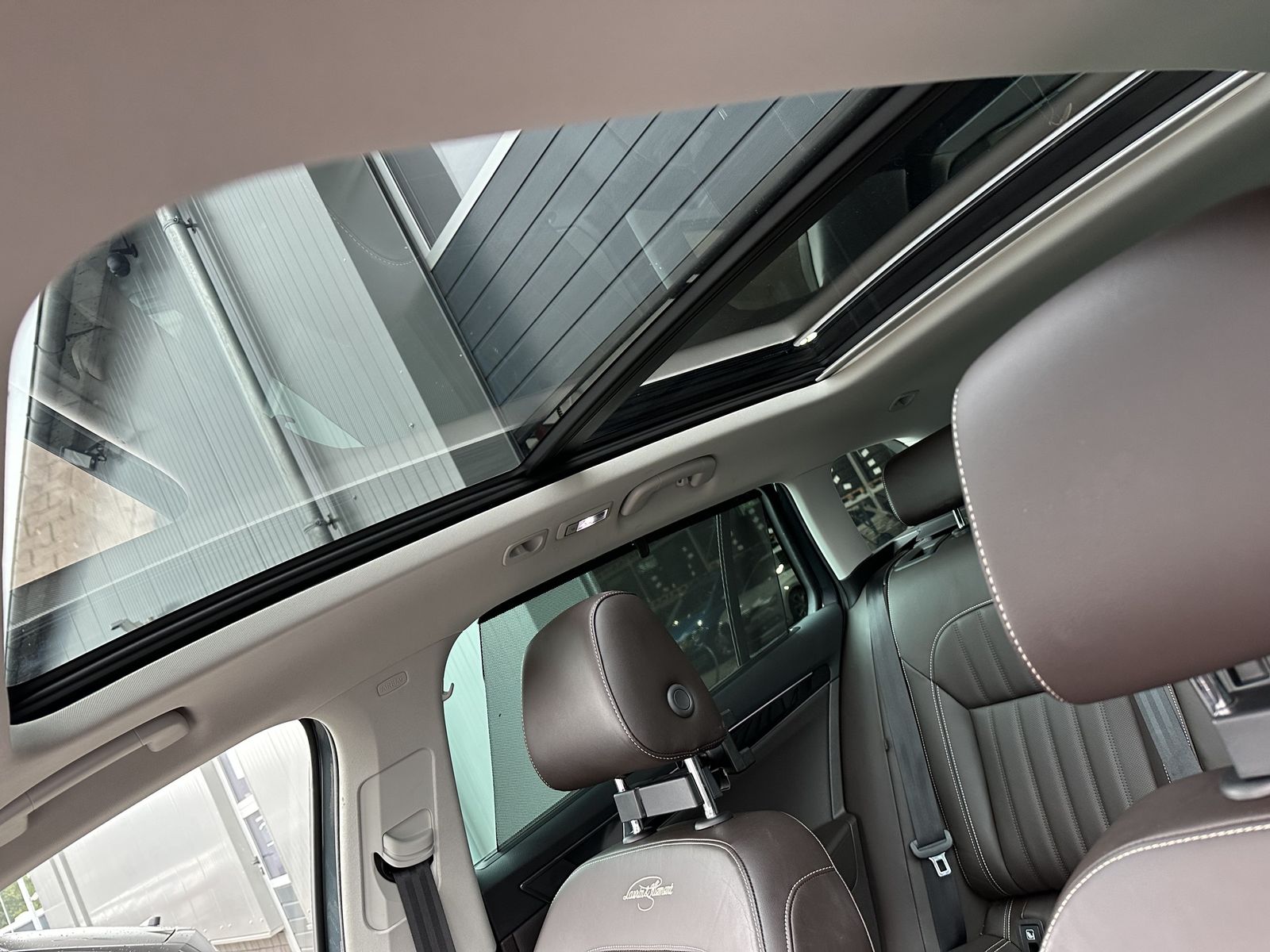 Fahrzeugabbildung SKODA Superb Combi 2.0 TDI 4x4 DSG L&K NAV+LED+PANO+VC