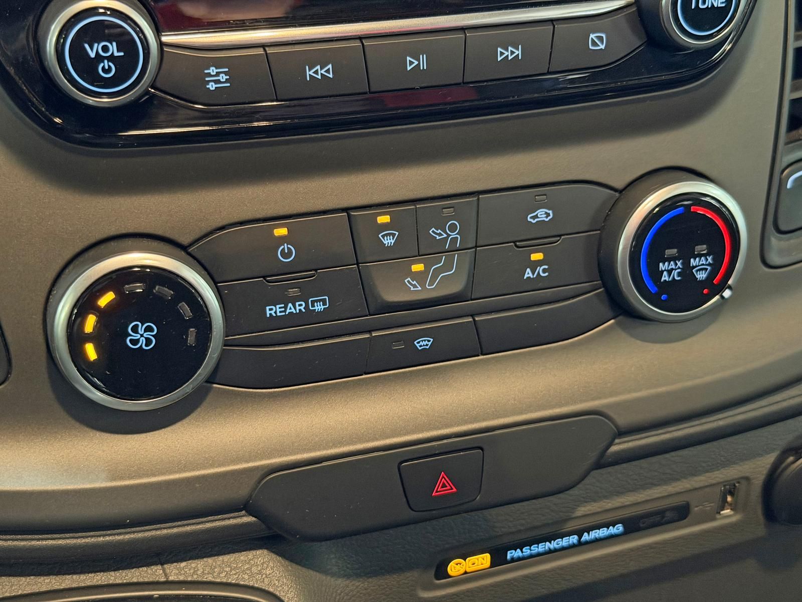 Fahrzeugabbildung Ford TRANSIT 350 L3H2 MIXTO/7-SITZE/R-CAM/PDC/CARPLAY