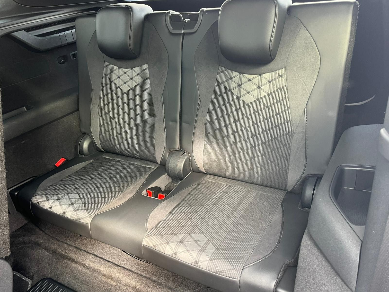 Fahrzeugabbildung Volkswagen Tayron 2.0 TDI 4M R-Line BLACK*7Si*MATRIX*PANO