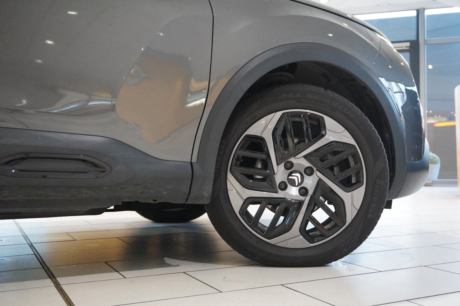 Fahrzeugabbildung Citroën C4 Lim. 1.2T PLUS NAVI/LED/KAMERA/SPORT /VIR/DAB