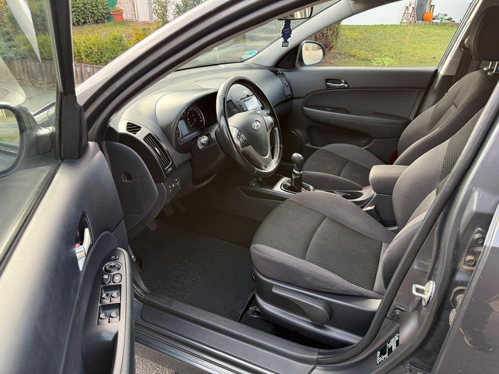 Hyundai i30 2011 — photo 9