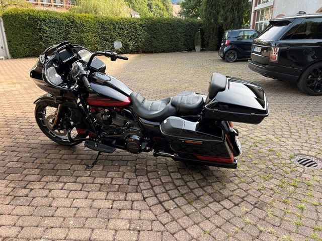 Harley-Davidson CVO Road Glide Black Hole