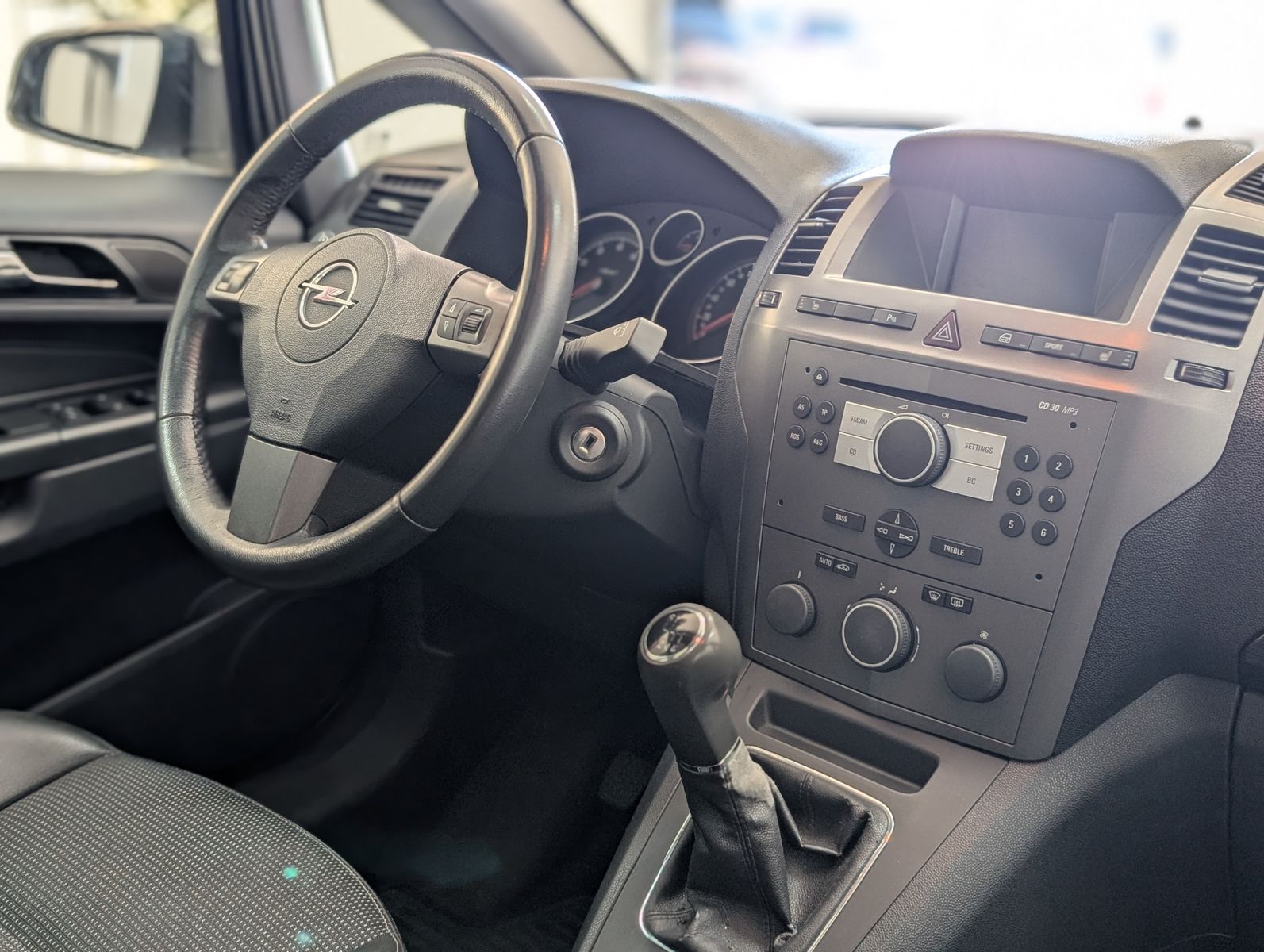 Fahrzeugabbildung Opel Zafira 2.2 Cosmo PANO 7S EURO4 GRÜN PLAK