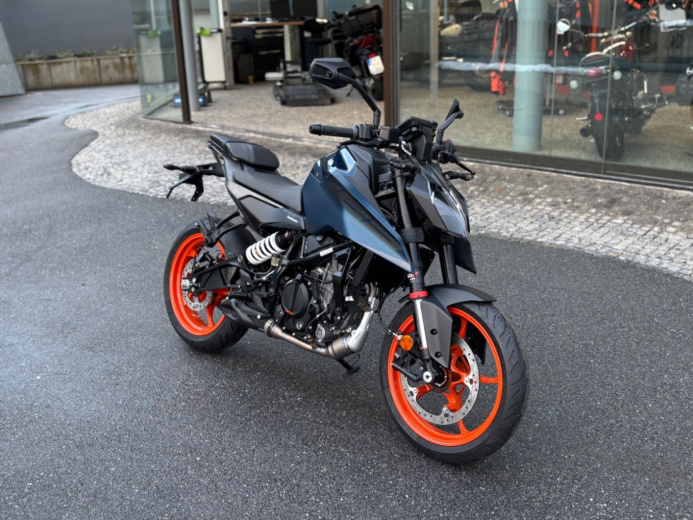 Fahrzeugabbildung KTM 125 Duke Modell 2026 auch in Schwarz erhältlich