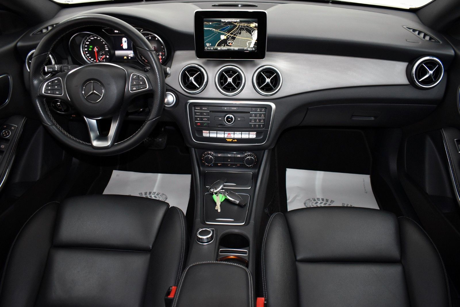 Fahrzeugabbildung Mercedes-Benz CLA 180 SB, Urban Leder,Navi,LED,8fach bereift!