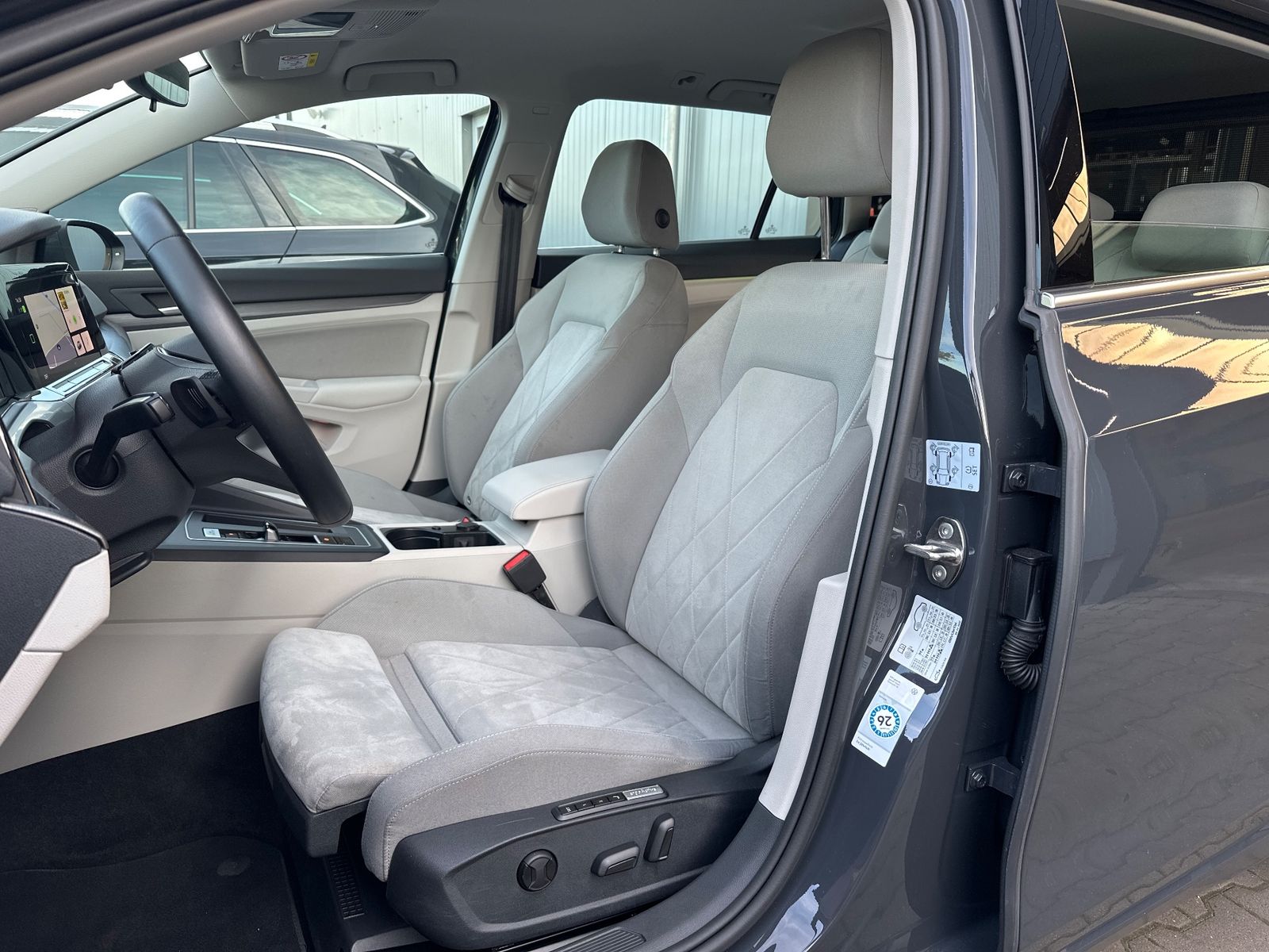 Fahrzeugabbildung Volkswagen Golf Variant 1.5 eTSI OPF DSG Style NAV+LED+ACC