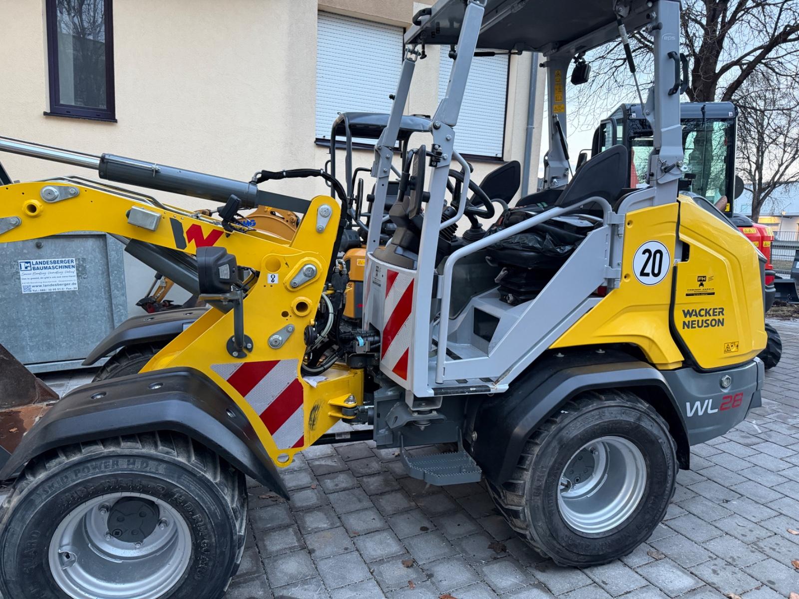 Wacker WL 28 Klappdach , kurzes Hubgestell, Breitreifen