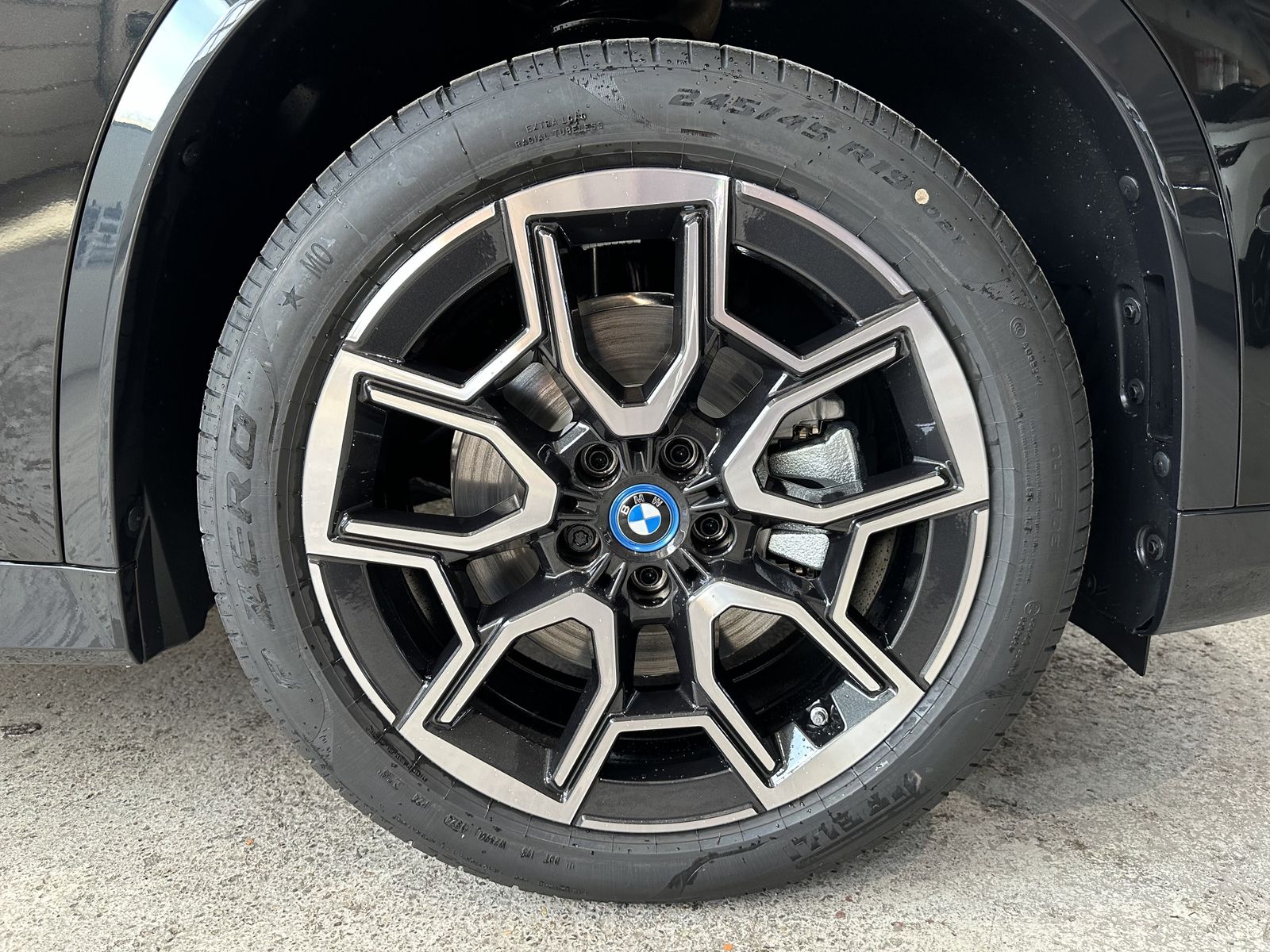 Fahrzeugabbildung BMW iX1 xDrive30 Komfortzugang, xLine, AHK Head-Up