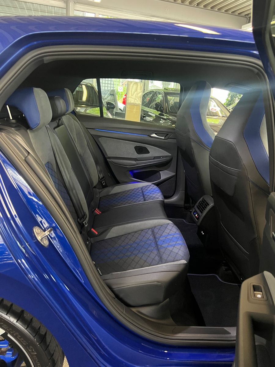 Fahrzeugabbildung Volkswagen Golf VIII Lim. R 4Motion *LAPIZ BLUE*KAMERA*IQ*