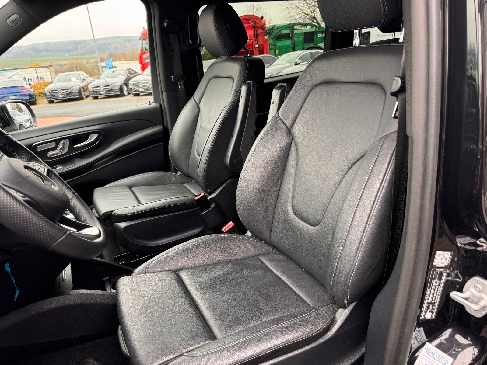 Fahrzeugabbildung Mercedes-Benz V 300 4MATIC AVA ED AMG Extral AIRMATIC Stdh AHK