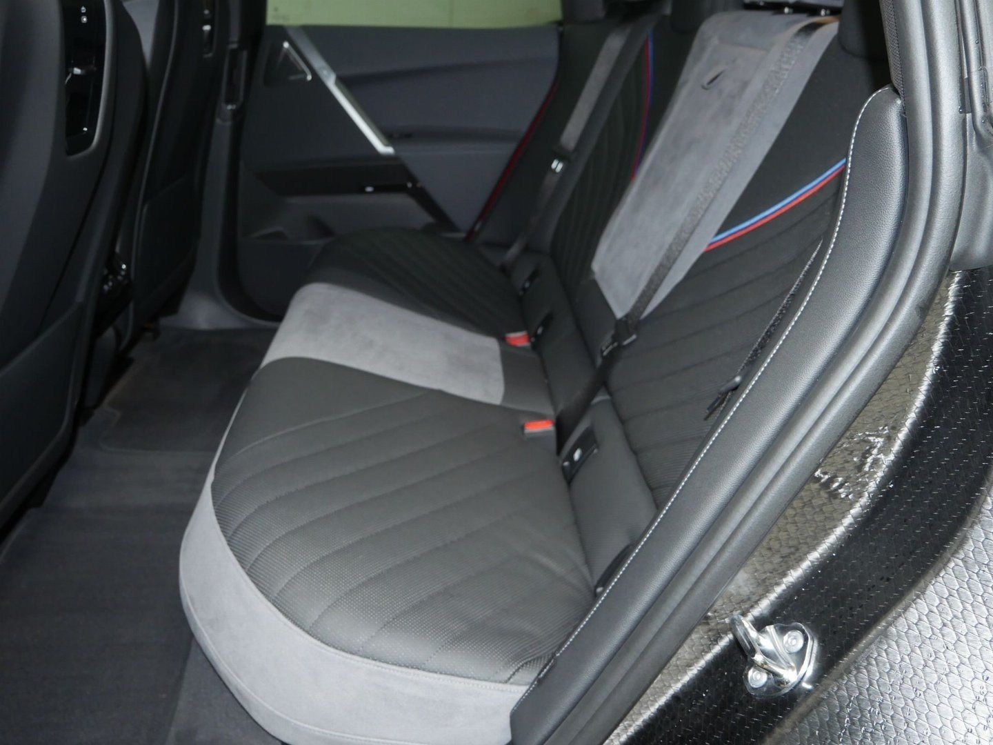 Fahrzeugabbildung BMW iX xDrive60 |M Sportpaket| B&W| Sitzbelüftung vo