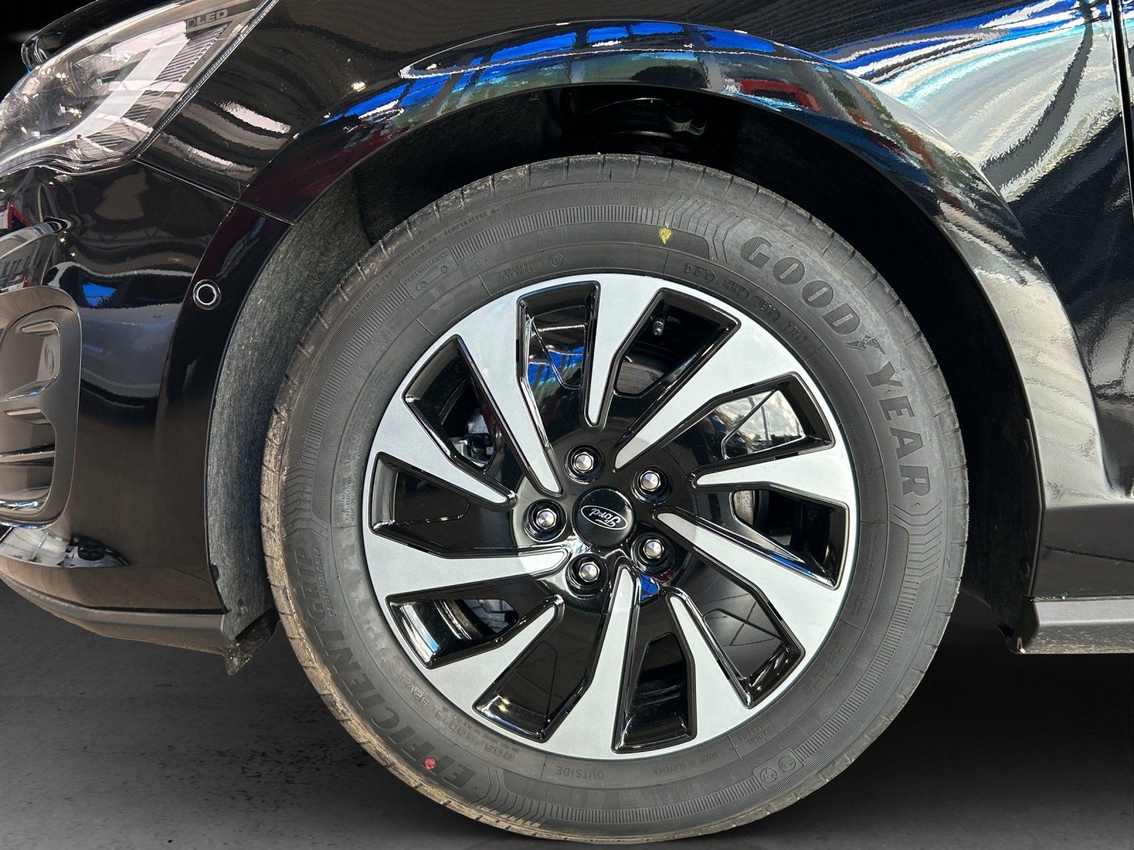 Fahrzeugabbildung Ford Focus Titanium Turnier Winter P. e.Call Kamera