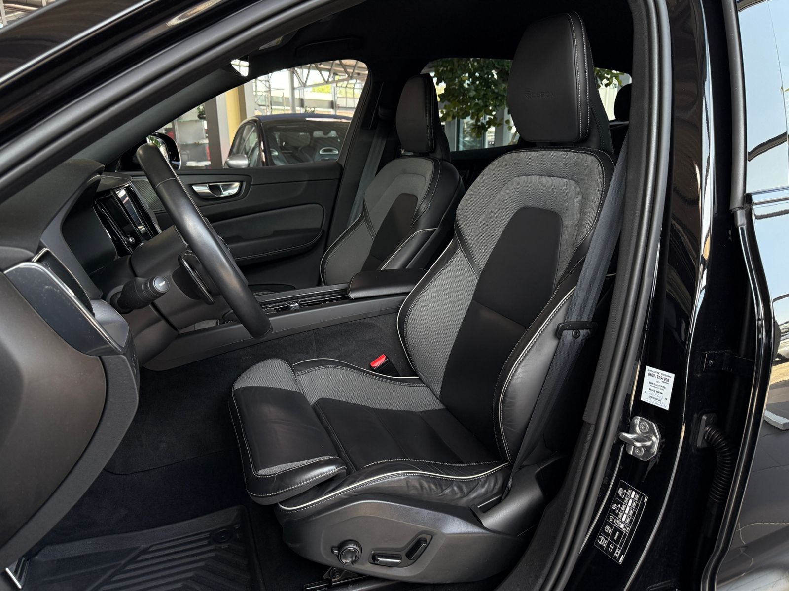 Fahrzeugabbildung Volvo XC60 R Design AWD ACC H&K 360° LED