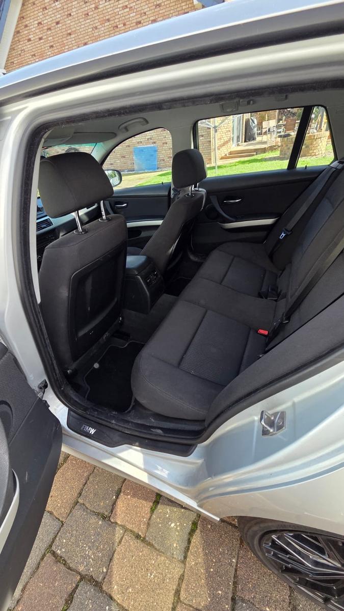 BMW 318 2009 — photo 7