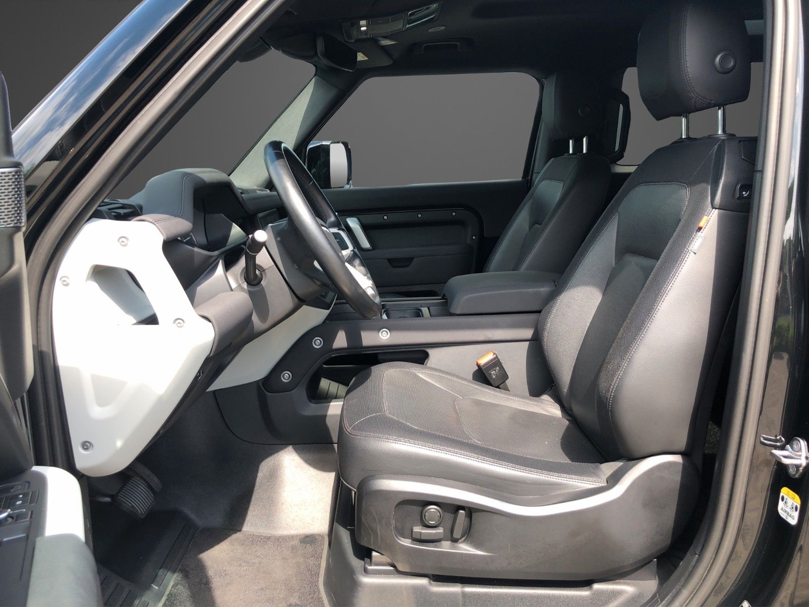 Fahrzeugabbildung Land Rover Defender 90 D250 X-Dynamic SE m. Winde