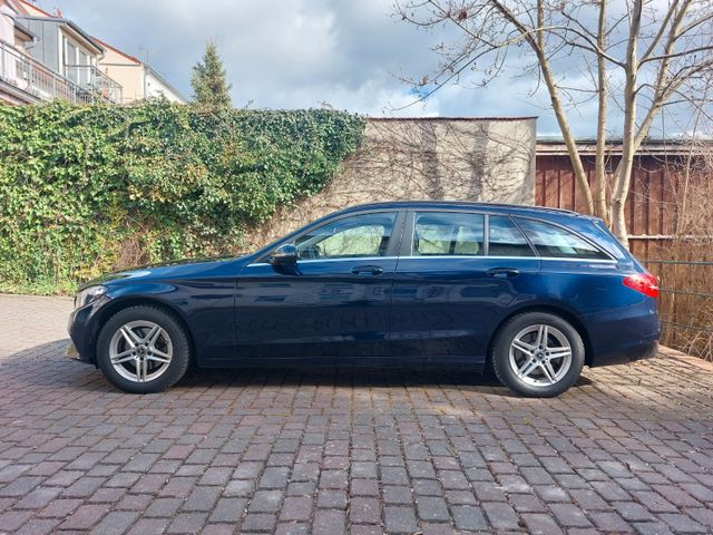 MERCEDES-BENZ C 220 d T -