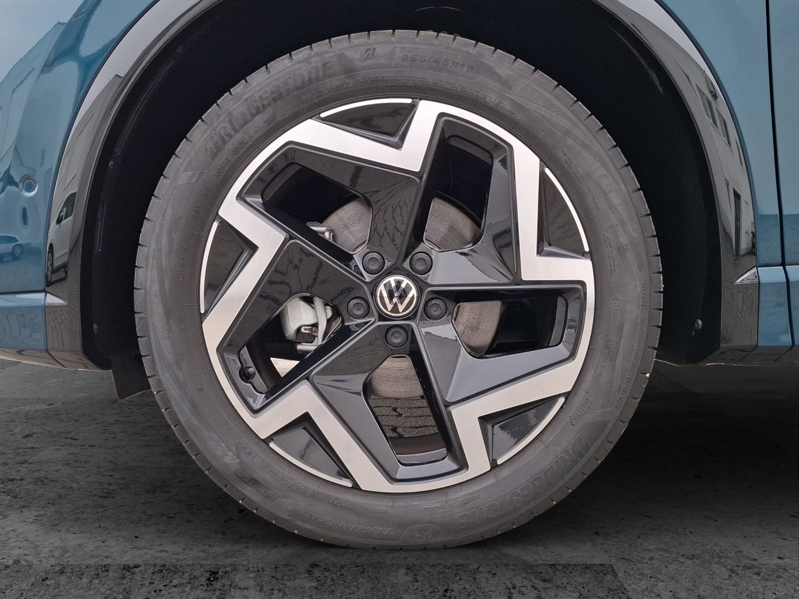 Fahrzeugabbildung Volkswagen Tiguan eTSI R-Line DSG Standhzg. Matrix AHK Navi
