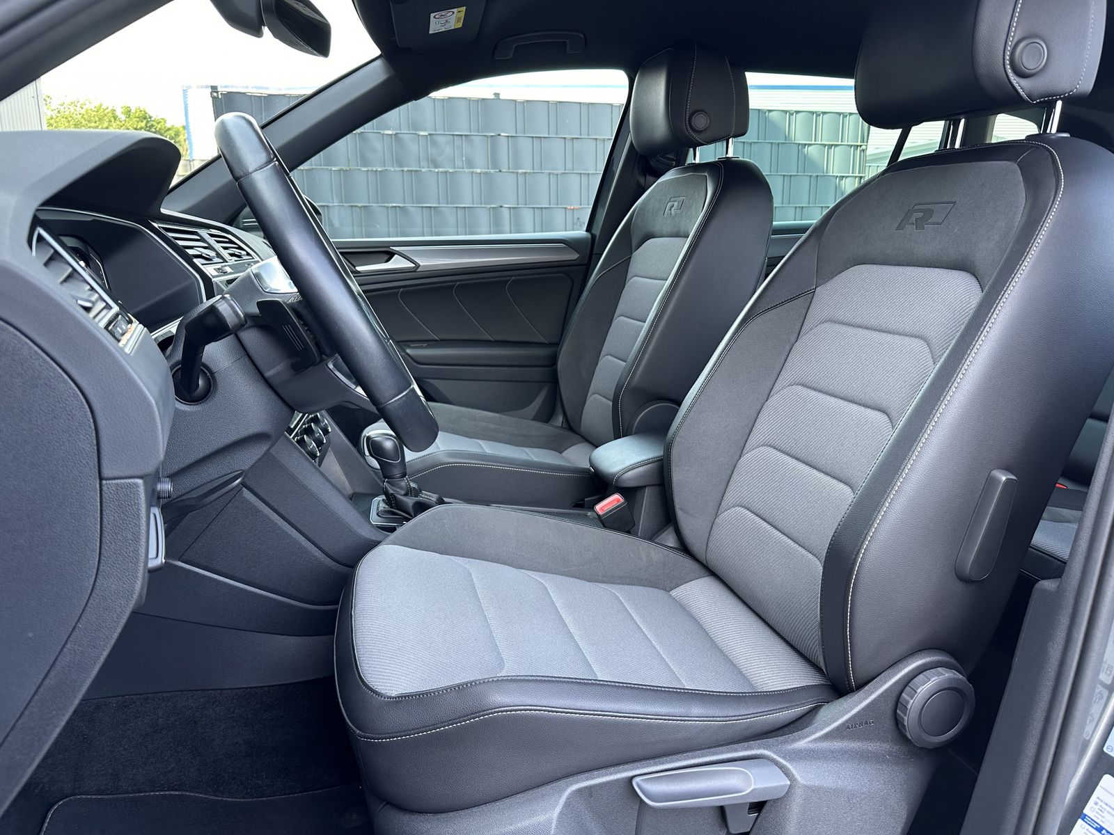 Fahrzeugabbildung Volkswagen Tiguan 1.5 TSI DSG R-Line NAV+LED+HUD+ACC+KAMERA